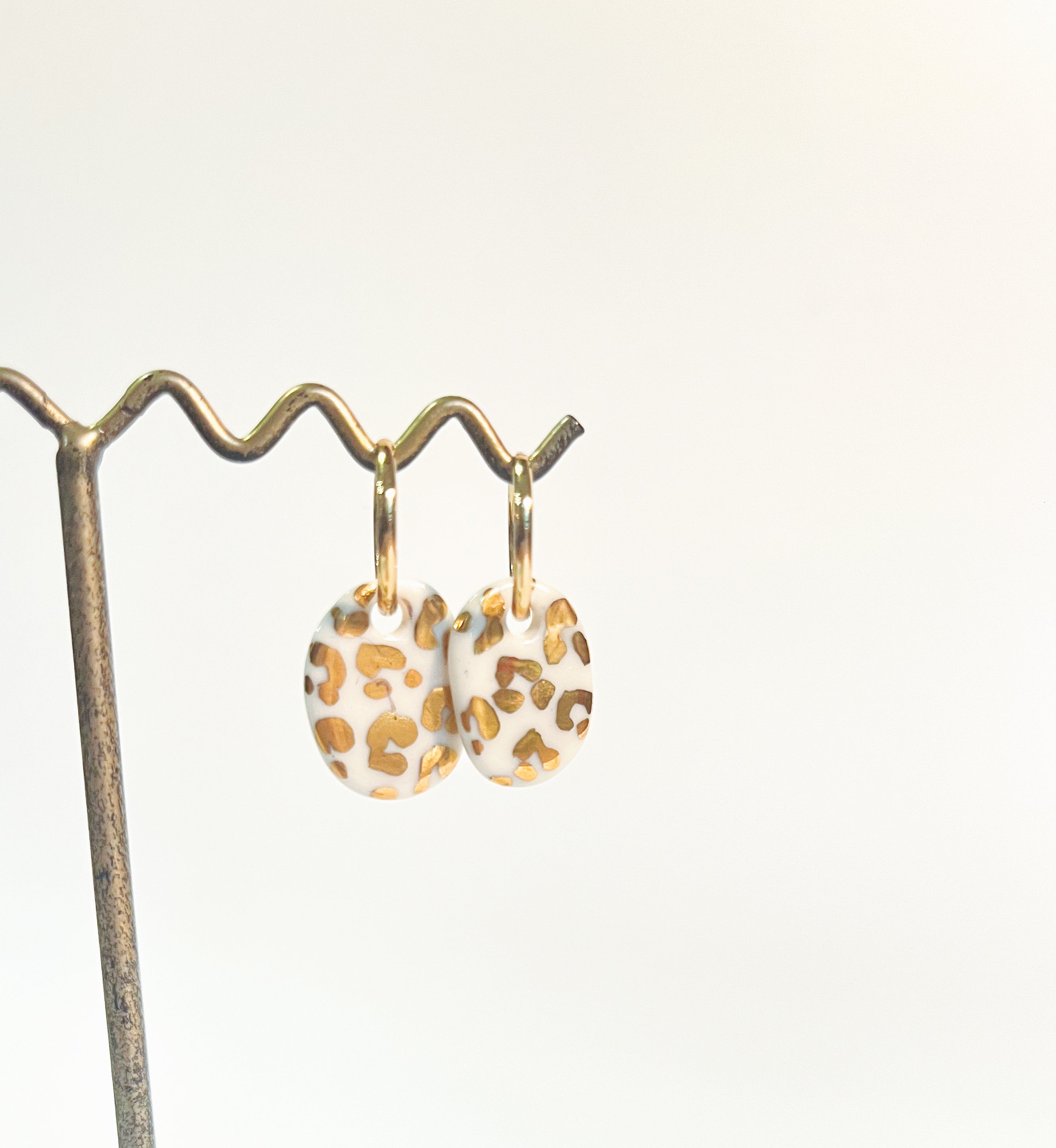Bijoux de créateur mais mains en porcelaine avec motif léopard et tacheté d'or