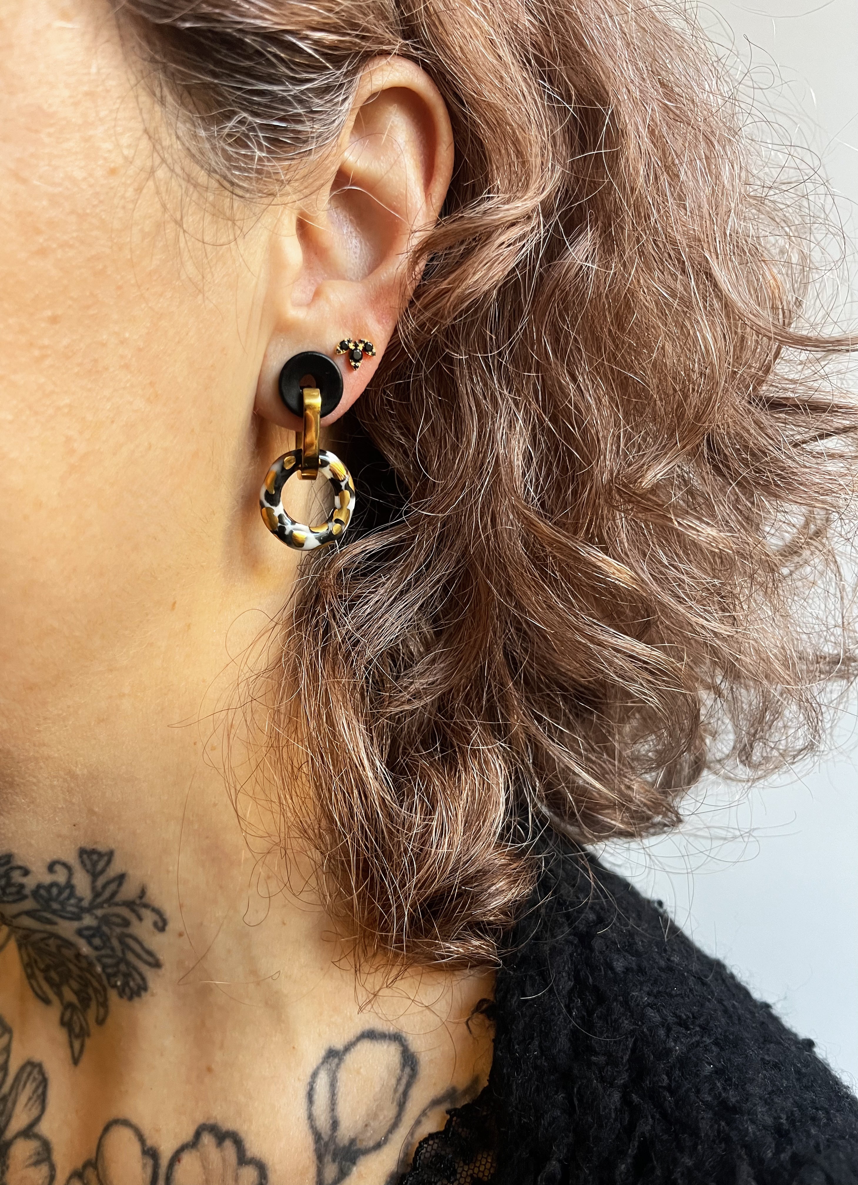 Boucle d'oreille créole en motif léopard mignonne fabriqué en porcelaine fait main 