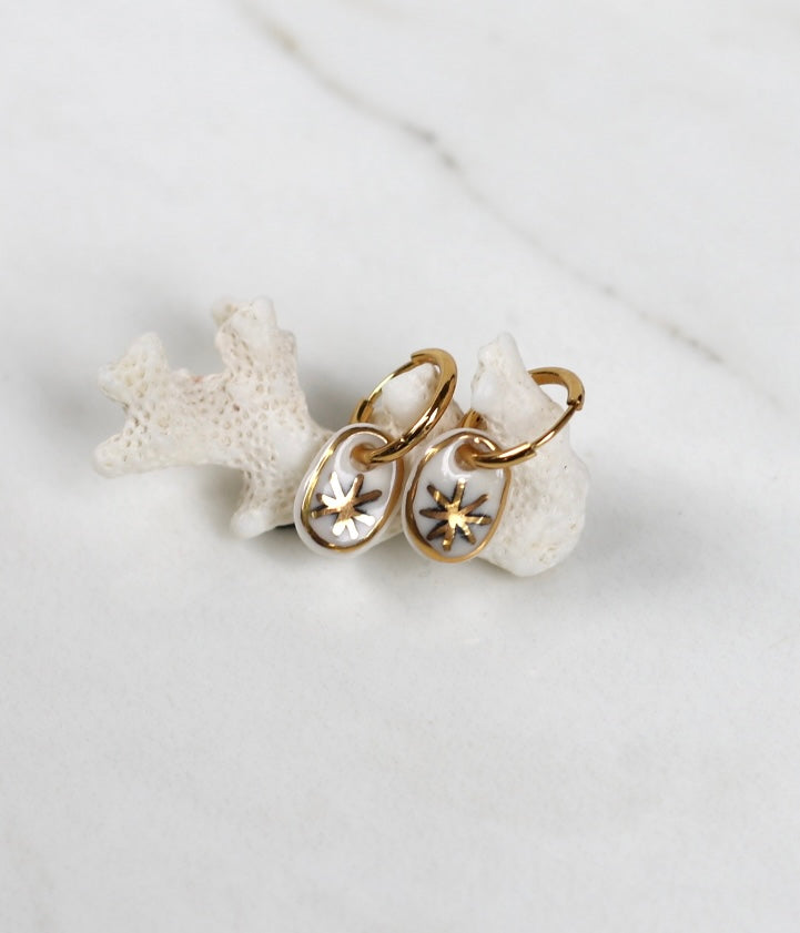 Mini boucle d'oreille motif étoile en céramique avec effet or 