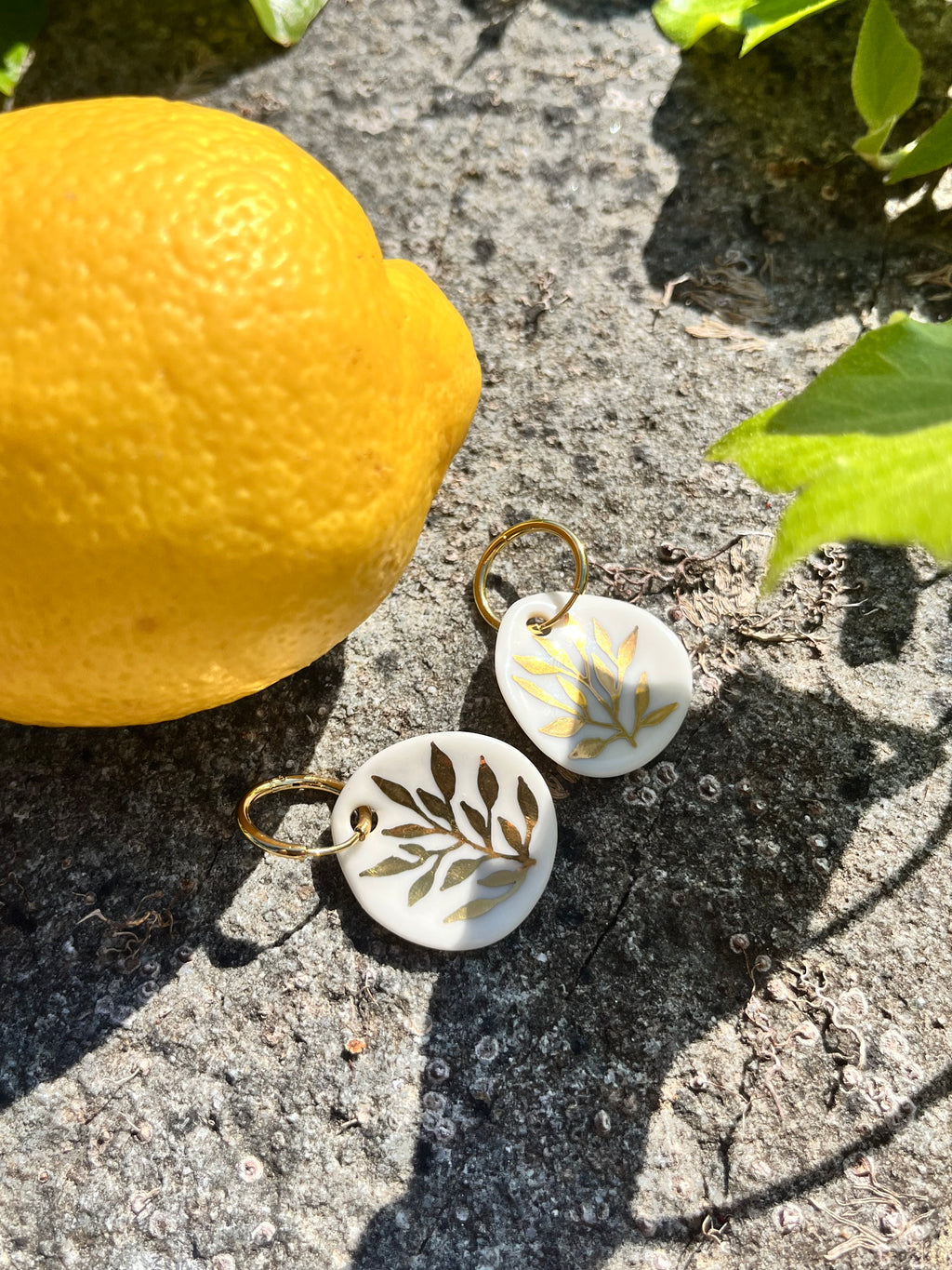 grande boucle d'oreille en porcelaine blanche, faites mains 