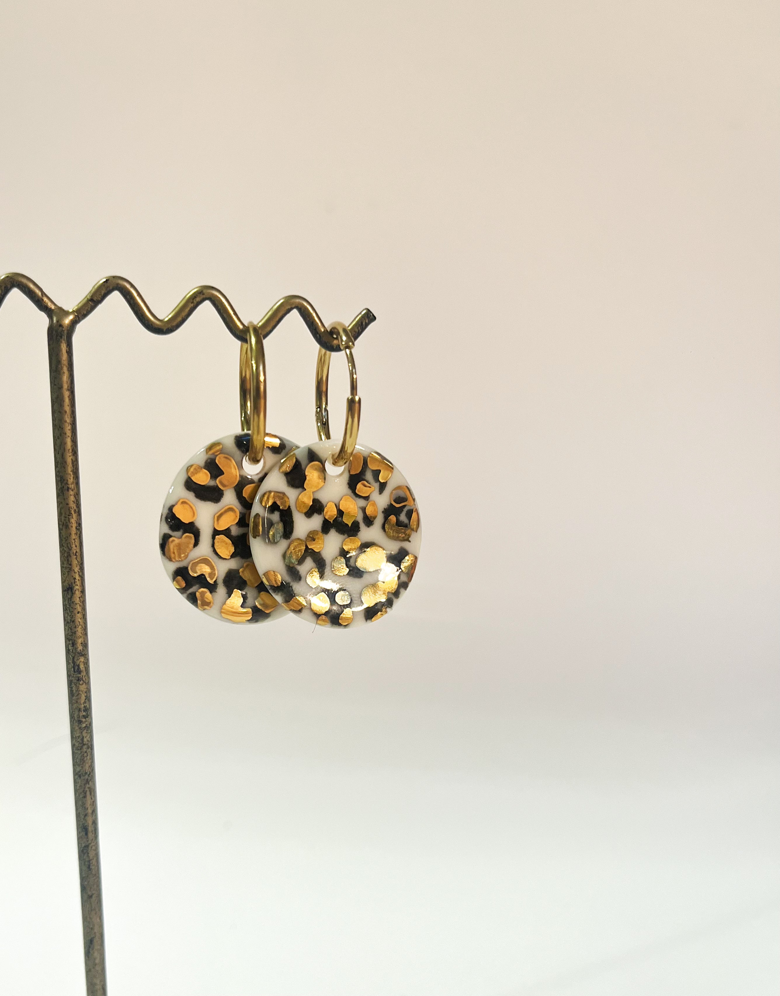 Boucle d'oreille de créatrice française fait main en porcelaine blanc motif léopard avec des notes d'or 