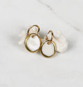 Boucle d'oreille élégante ovale blanche en porcelaine entouré d'or 