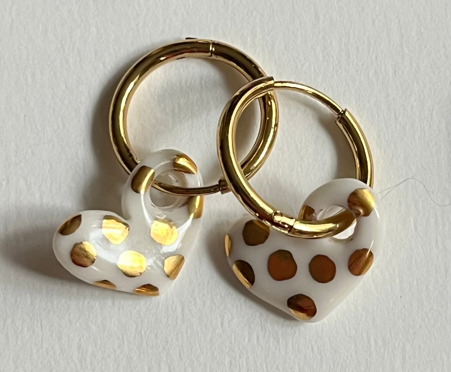 petite boucle d'oreille à motif point en forme de coeur en porcelaine 