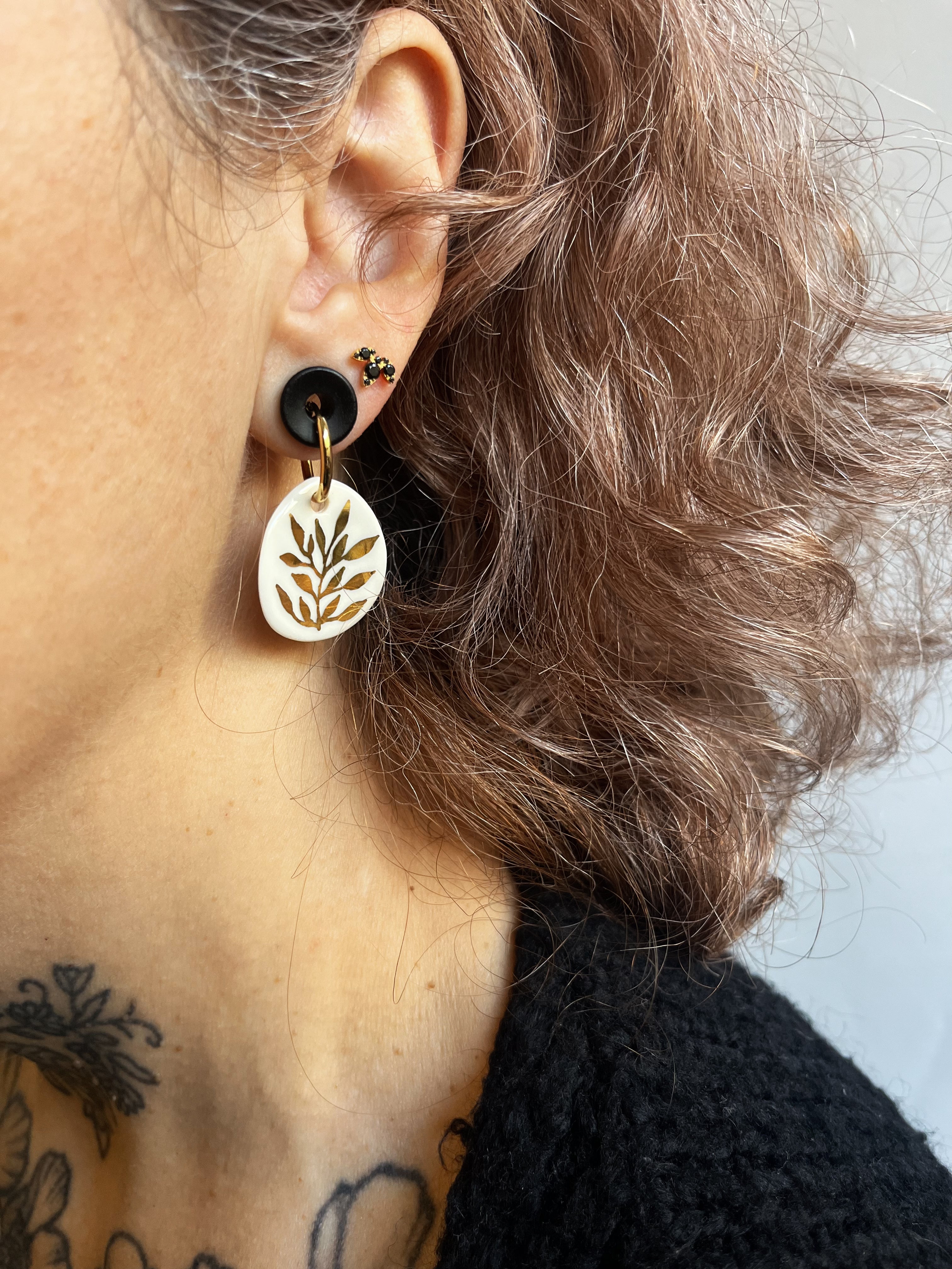Grandes boucles d'oreille en céramique blanche à motif feuille en or 