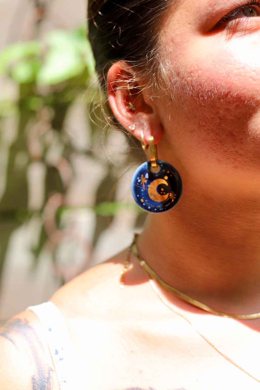 Grande boucle d’oreille en porcelaine bleue et or, ornée d’une lune 