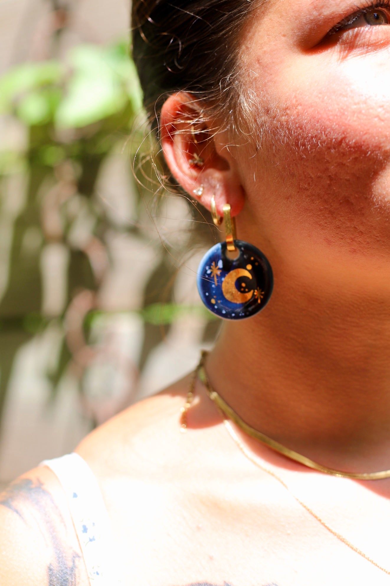 Grande boucle d’oreille en porcelaine bleue et or, ornée d’une lune 