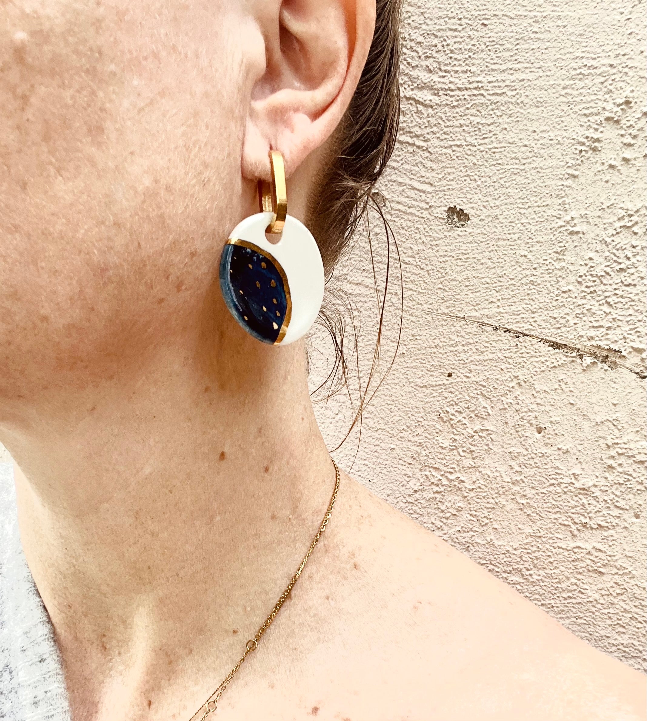 Grande boucle en céramique bleue blanche et or,