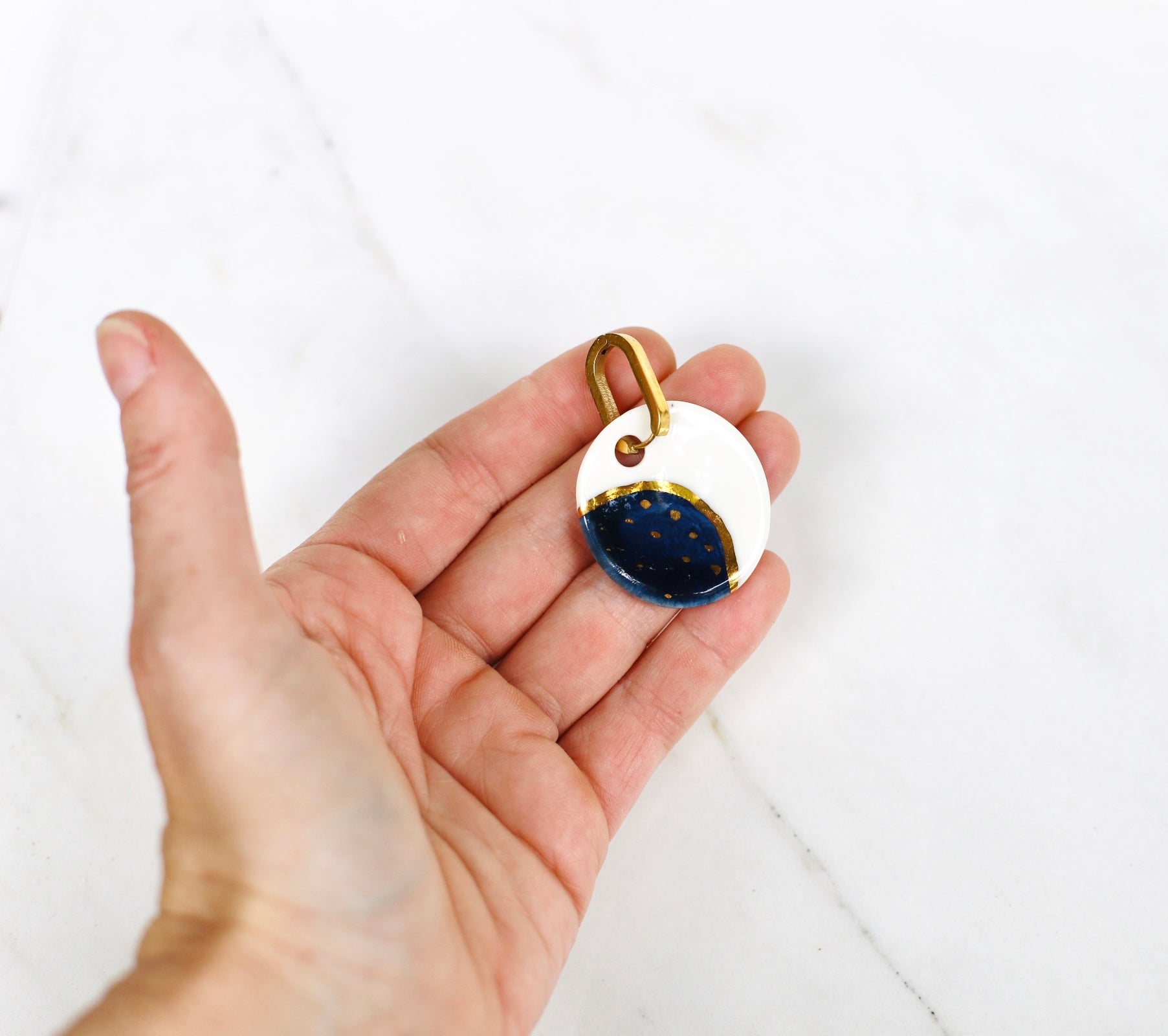 Boucle céramique bleue et blanche 