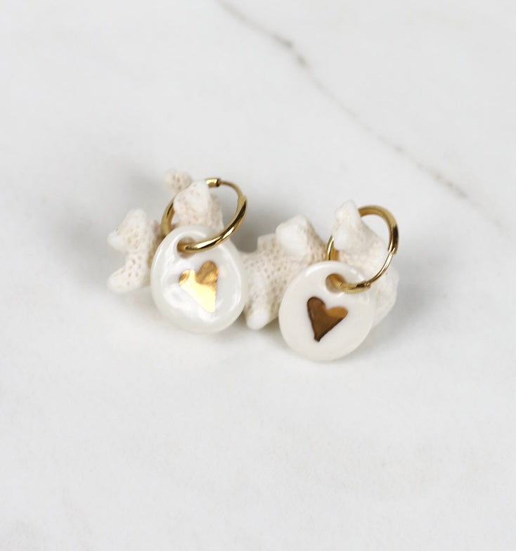 mini boucle d'oreille faites à la main en porcelaine avec un motif, coeur en or peint à la main 