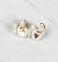 mini boucle d'oreille faites à la main en porcelaine avec un motif, coeur en or peint à la main 