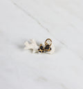 Paire de boucles d'oreilles mini avec petits pendentifs en forme de cœur sculpté en porcelaine noire mate, avec des lignes croisées peintes à la main à l'or brillant.