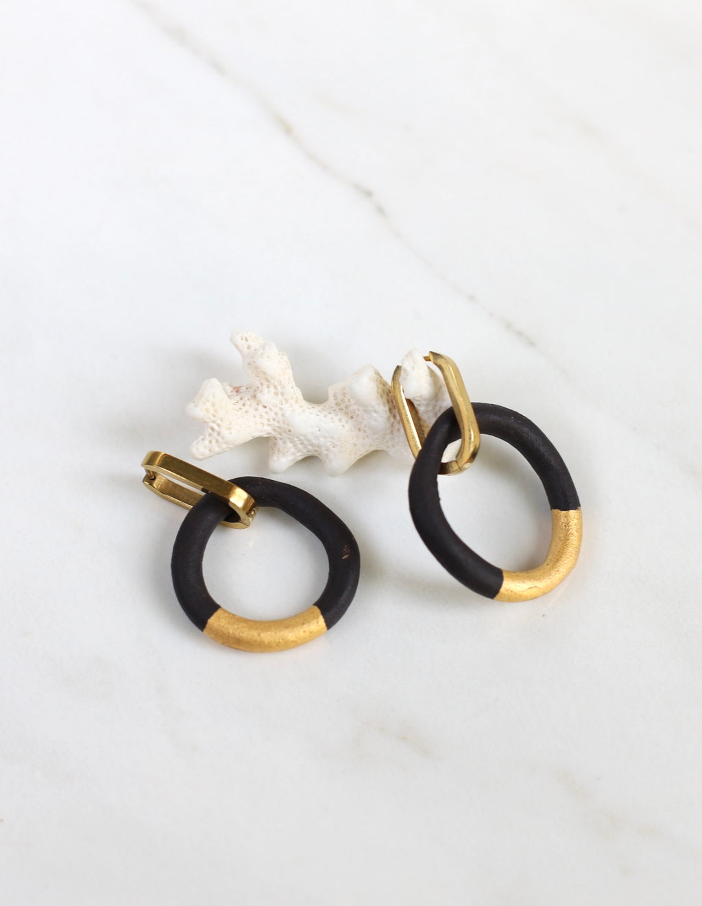boucle d'oreille pendante créole noir mat en porcelaine avec détail d'or fin brillant peint à la main 