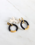 boucle d'oreille pendante créole noir mat en porcelaine avec détail d'or fin brillant peint à la main 