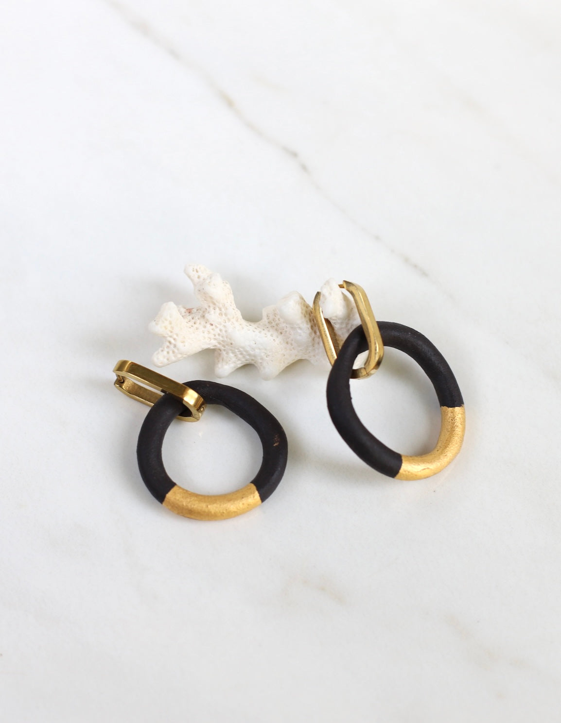 boucle d'oreille pendante créole noir mat en porcelaine avec détail d'or fin brillant peint à la main 