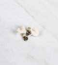 Mini paire de boucles d'oreilles en porcelaine noire matte pendantes en forme de petit cœur noir avec des détails à l'or fait main. 