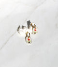 Boucles d’oreilles en céramique avec un dessin de fleur rose 