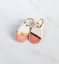 Paire de boucles d'oreilles  dorées avec de grands pendants en porcelaine émaillée blanche et rose saumon, séparés par un large bandeau d'or fin brillant