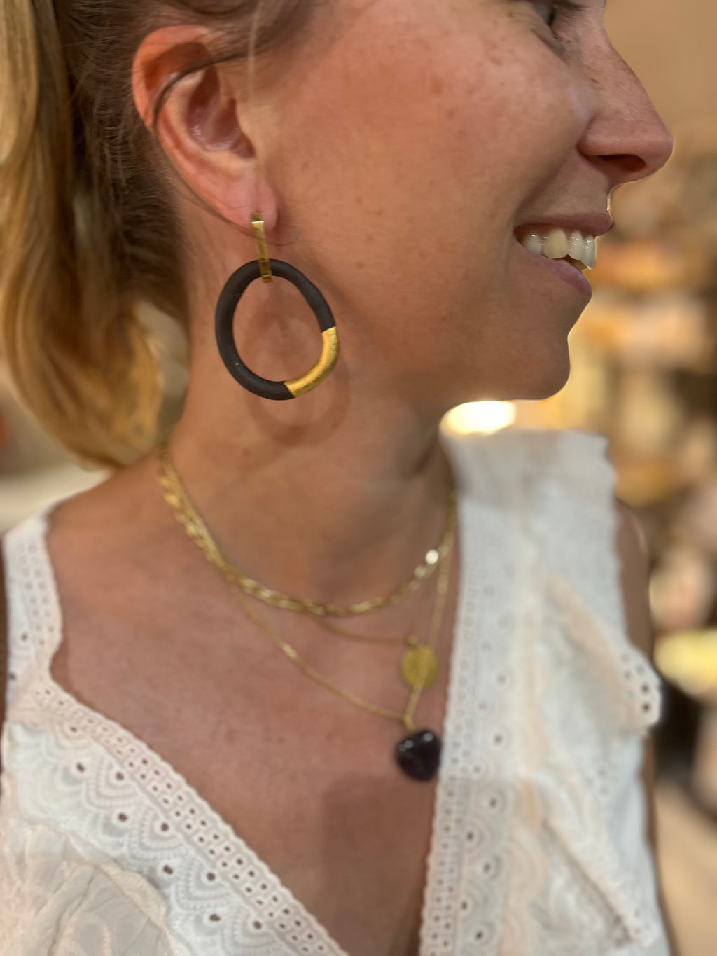 Grande boucle d'oreille créole en porcelaine noir bicolor avec de l'or liquide fais à la main. 
