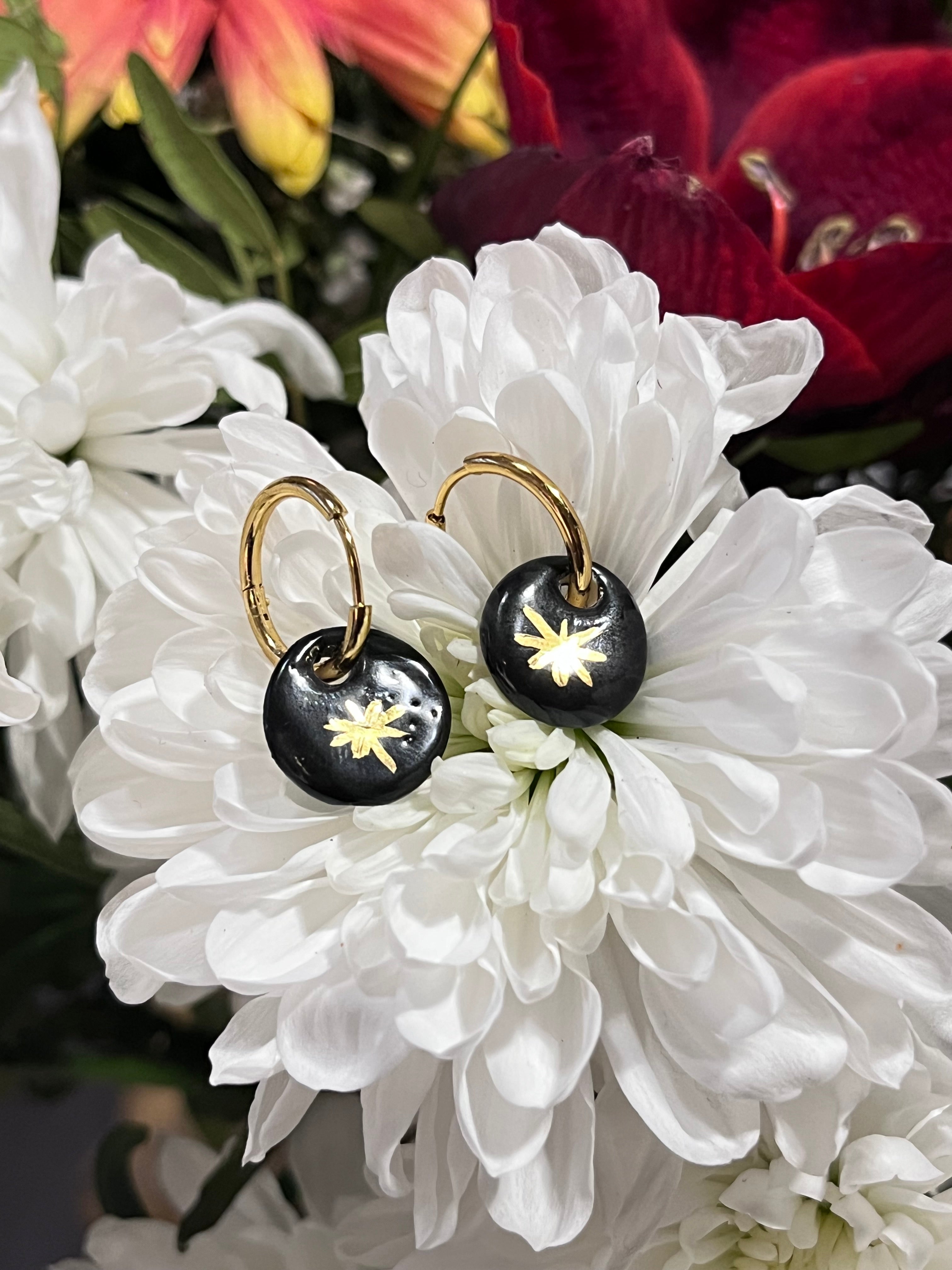 Paire de boucles d'oreilles étoiles en porcelaine noire et or fin, fias main à Lyon 