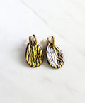 paire de boucles d'oreilles pendantes dorées dotées de pendentifs en porcelaine noire ornés d'un motif zébré à l'or fin