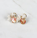 Paire de boucles d'oreilles pendantes à motif léopards porcelaine rouge émaillée, revisité aux tacheté corail et or fin brillant fait à la main 