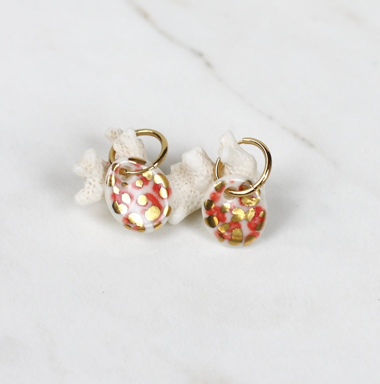 Paire de boucles d'oreilles pendantes à motif léopards porcelaine rouge émaillée, revisité aux tacheté corail et or fin brillant fait à la main 
