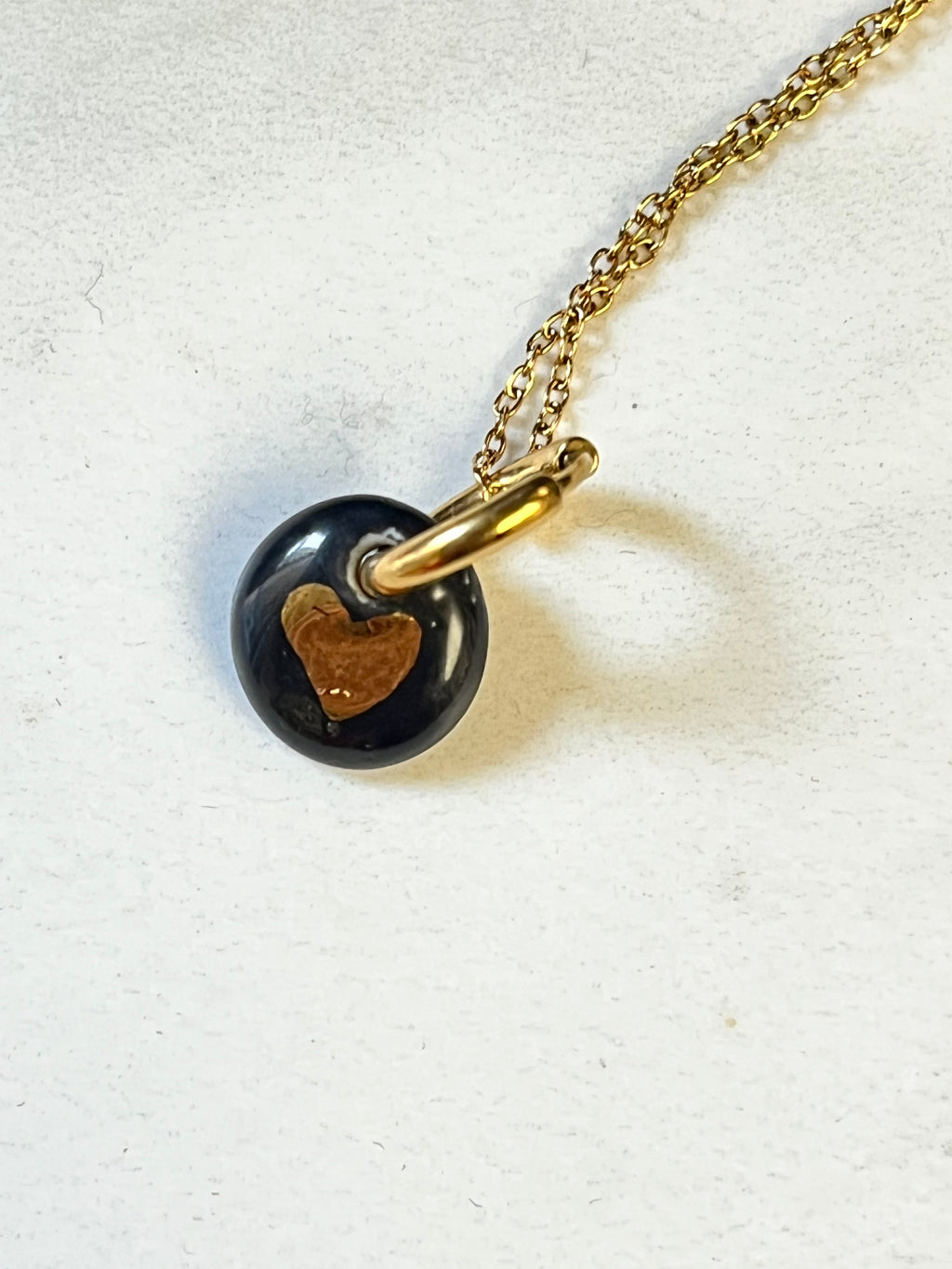Petite paire de boucle d'oreille fais main à Lyon pour les femmes à motifs coeur en or en porcelaine noir.