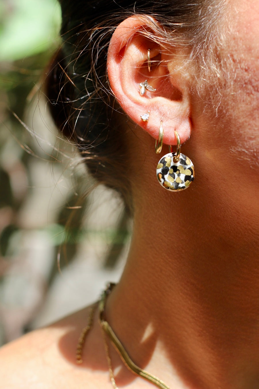 Des petites boucles en porcelaine, très tendance, pour un style sauvage, motif léopard 