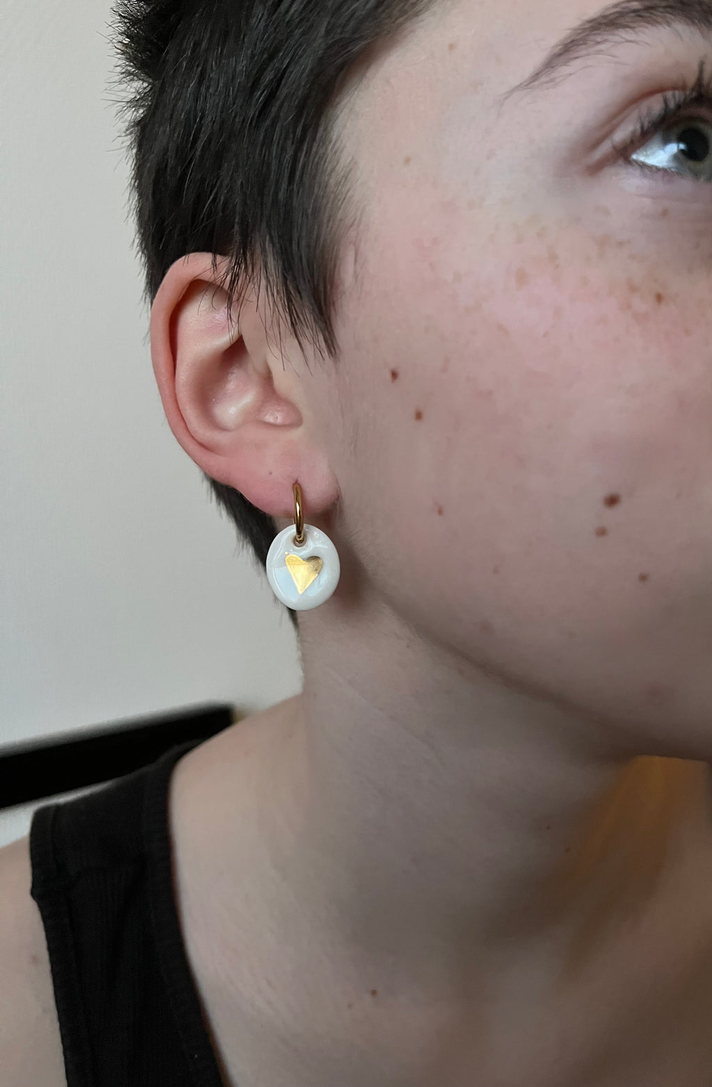 boucle d'oreille en céramique avec un coeur à la main peint en or à la main 