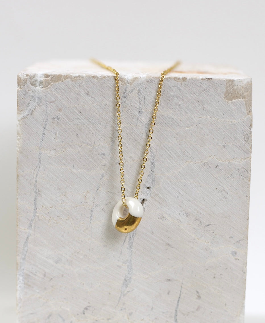 Collier en acier inoxydable avec un anneau en porcelaine émaillé avec touche d'or