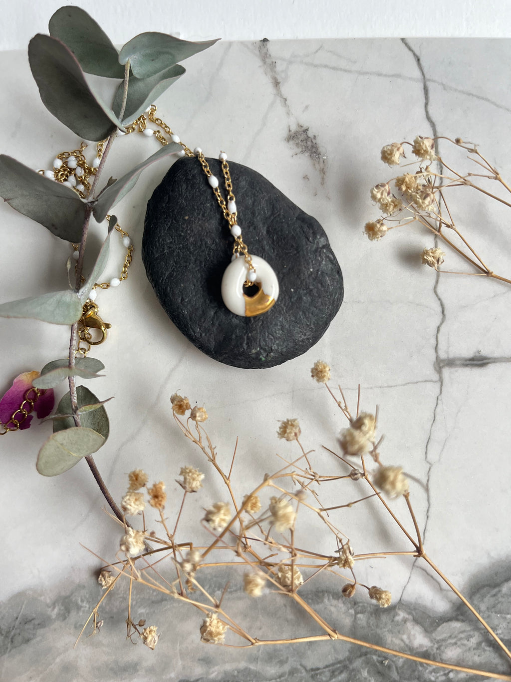 Collier GWENOLA en forme d'anneau fabriqué en porcelaine et peint avec de l'or 