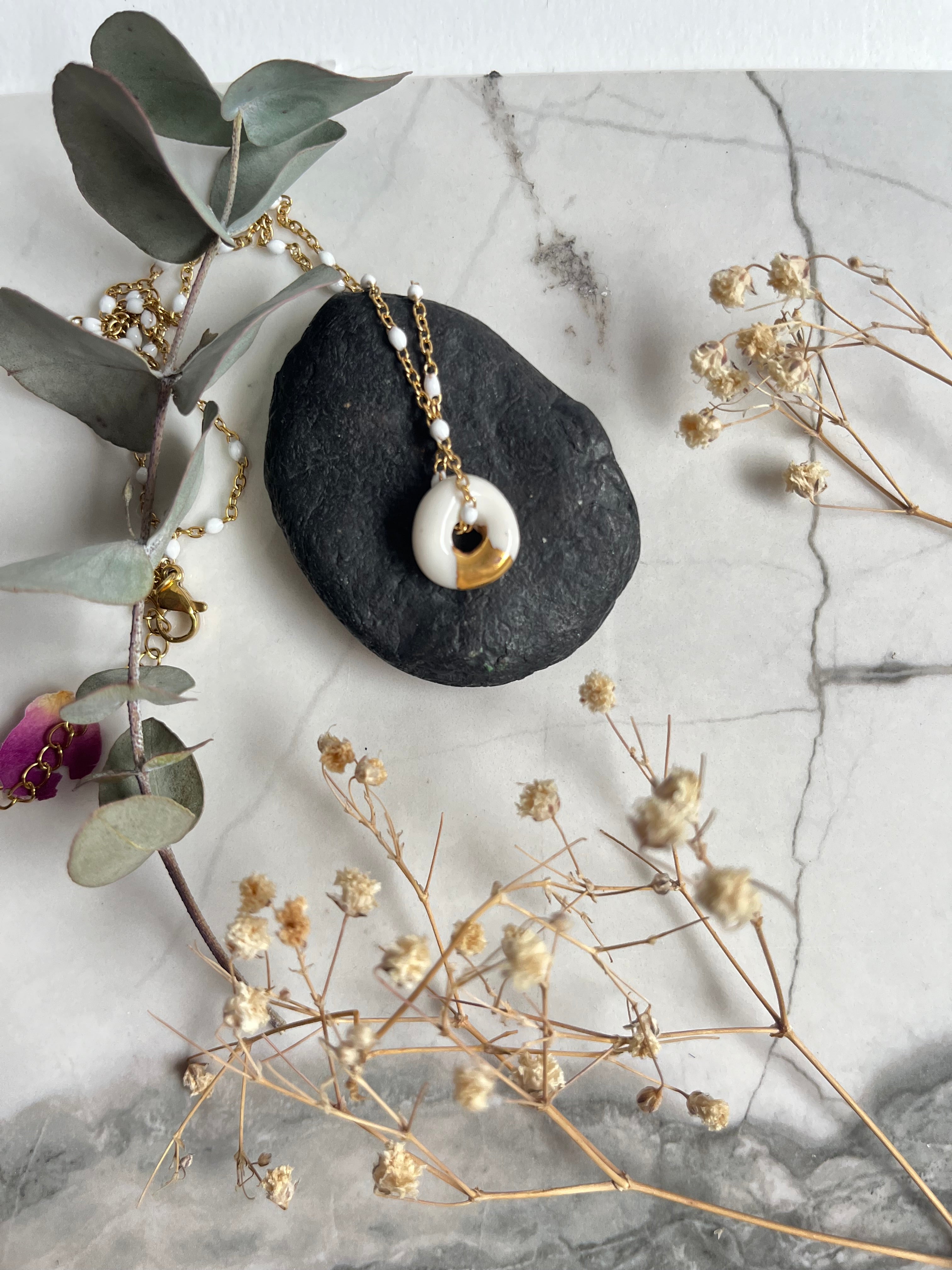 Collier GWENOLA en forme d'anneau fabriqué en porcelaine et peint avec de l'or 
