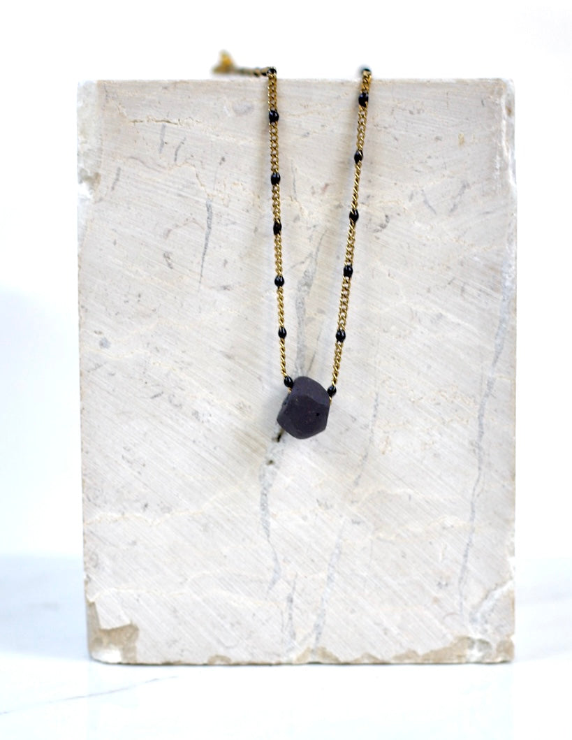 Collier en acier inoxydable avec des perles avec un charms en porcelaine travaillé dans la masse à la main 