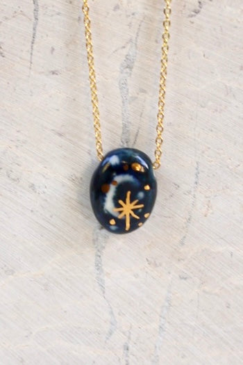pendentif en porcelaine bleu nuit à motif céleste, avec un motif de constellations et de Lune 