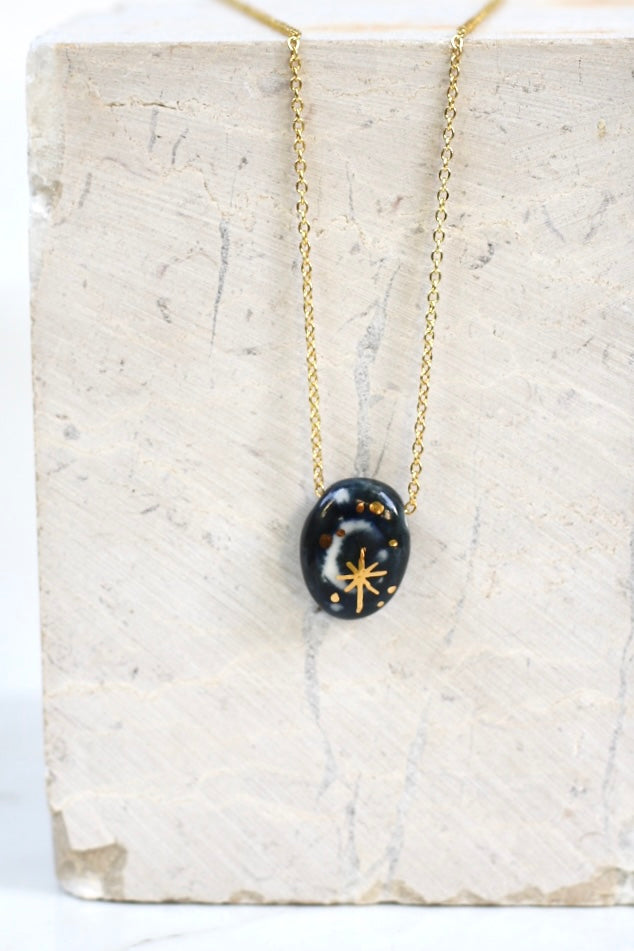 collier en acier inoxydable avec un pendentif galet en porcelaine bleu foncé du collier à motif lune et constellation peint à la main avec des détails à l'or liquide