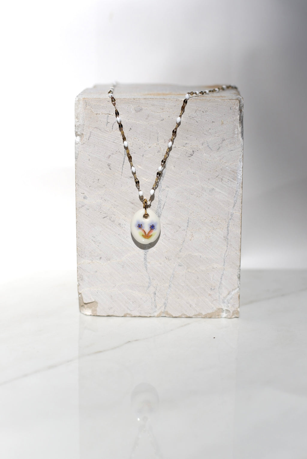 Un bijou pour l’été en porcelaine faite à la main avec des fleurs peint à la main 