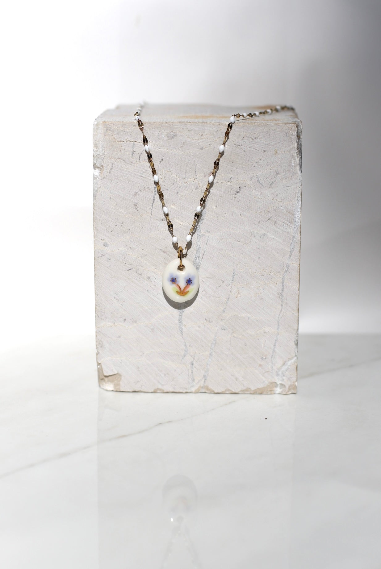 Un bijou pour l’été en porcelaine faite à la main avec des fleurs peint à la main 