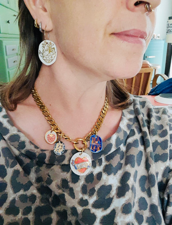 Un gros collier charms en porcelaine rouge, bleu et or, et boucles d’oreilles en porcelaine fuck 