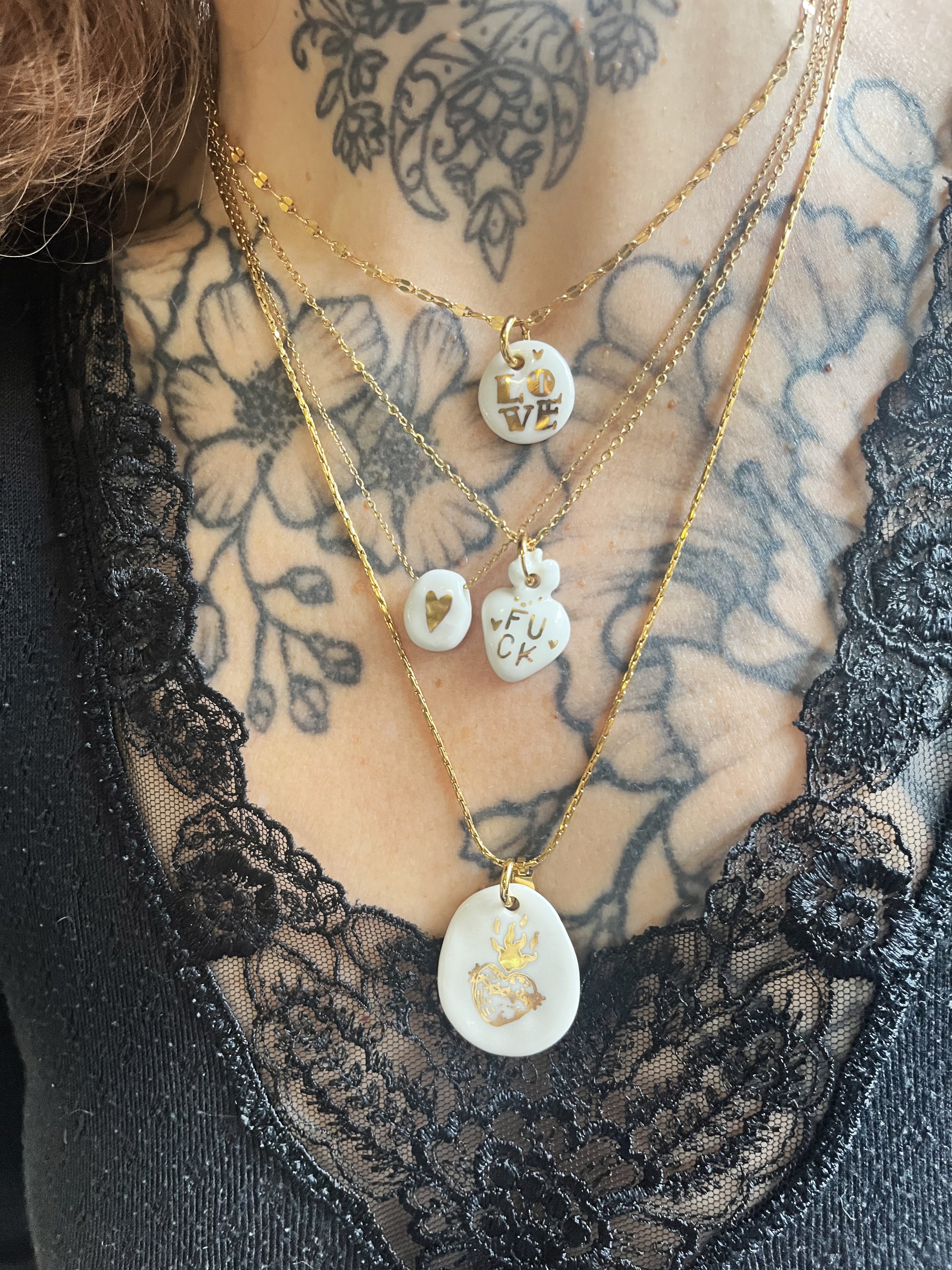 Collier motif coeur en or fait en porcelaine 