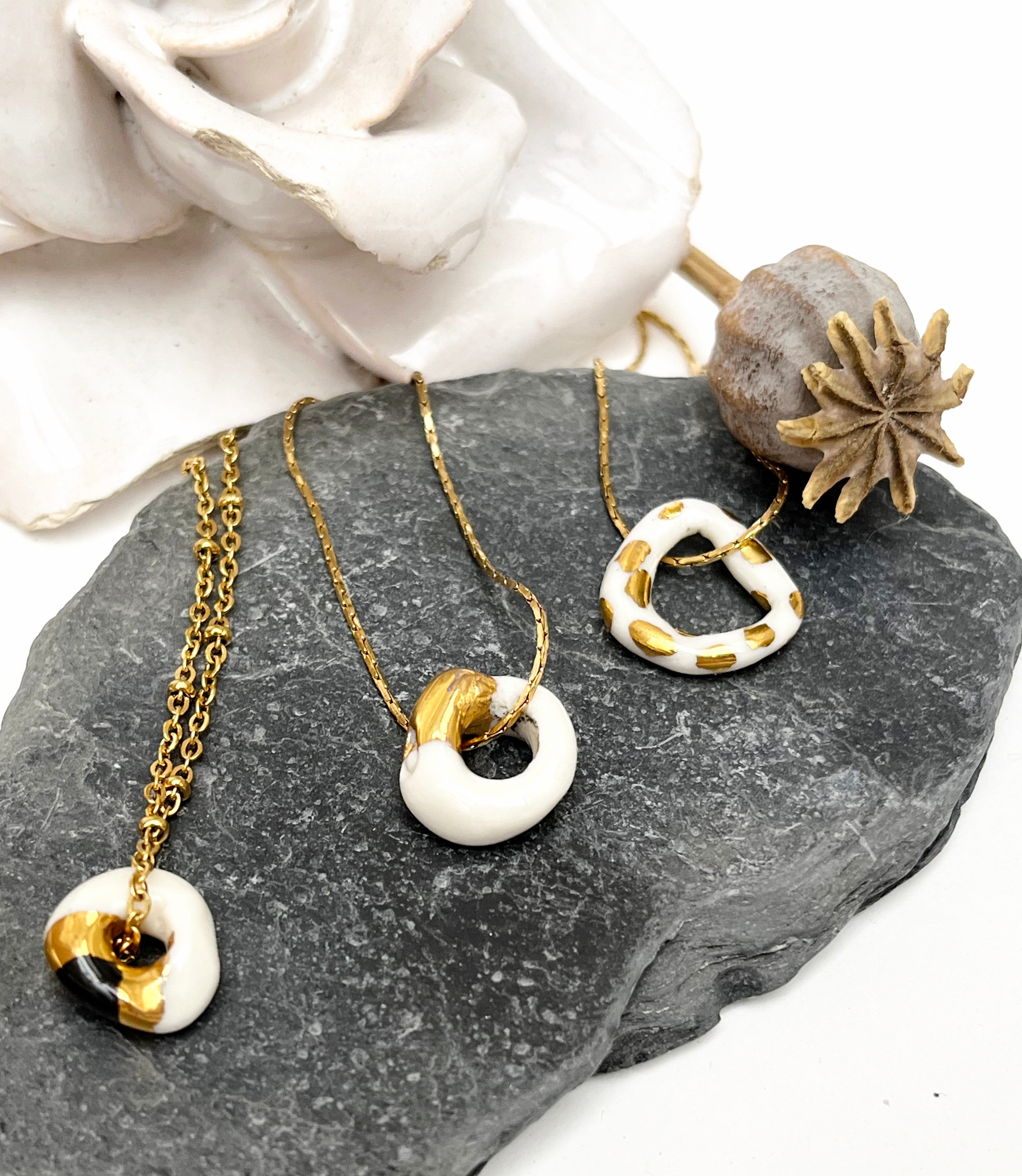 Collier fait main en céramique et peint avec de l'or 