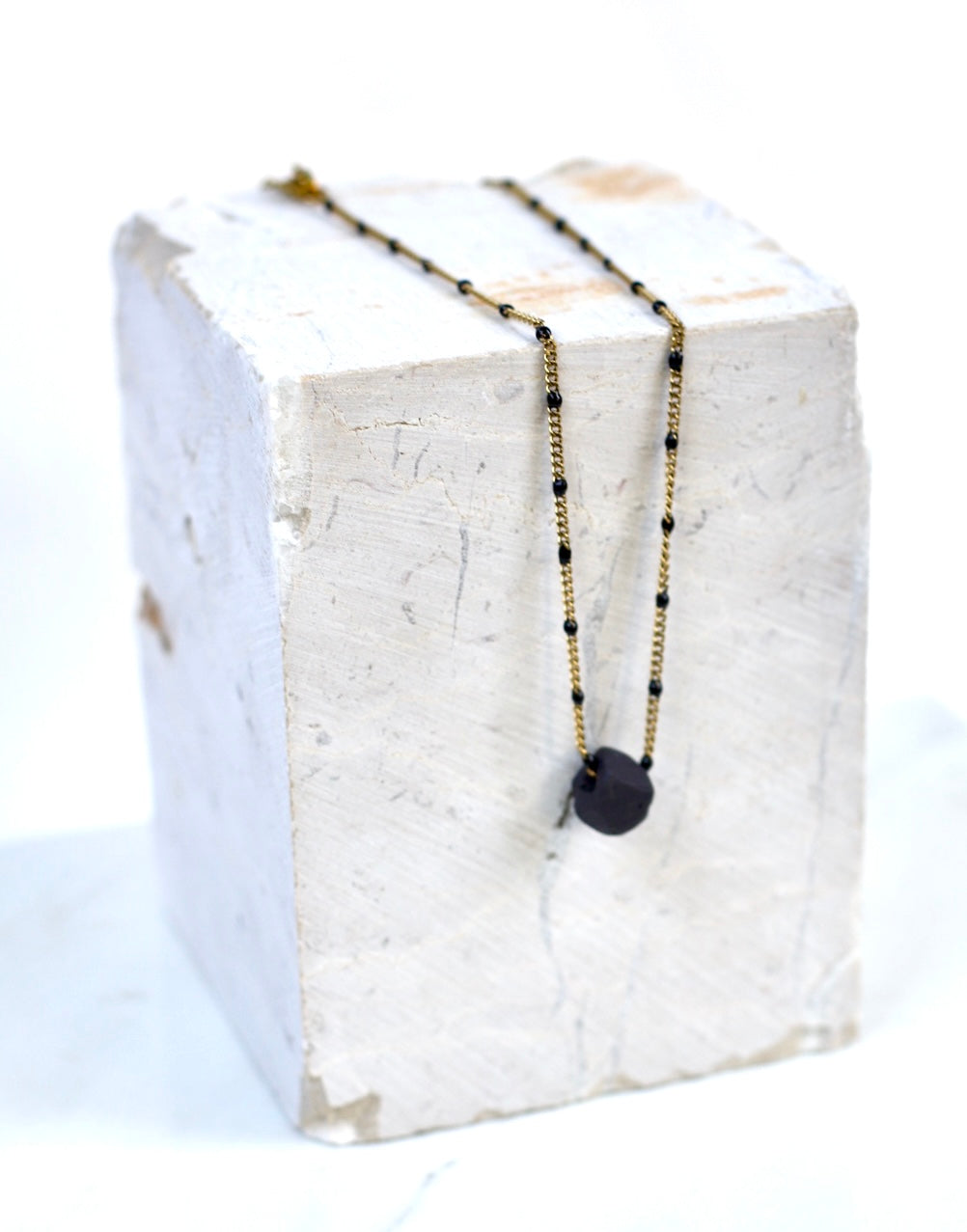 collier ras de cou avec un pendentif en porcelaine noir mat travaillé dans la masse 