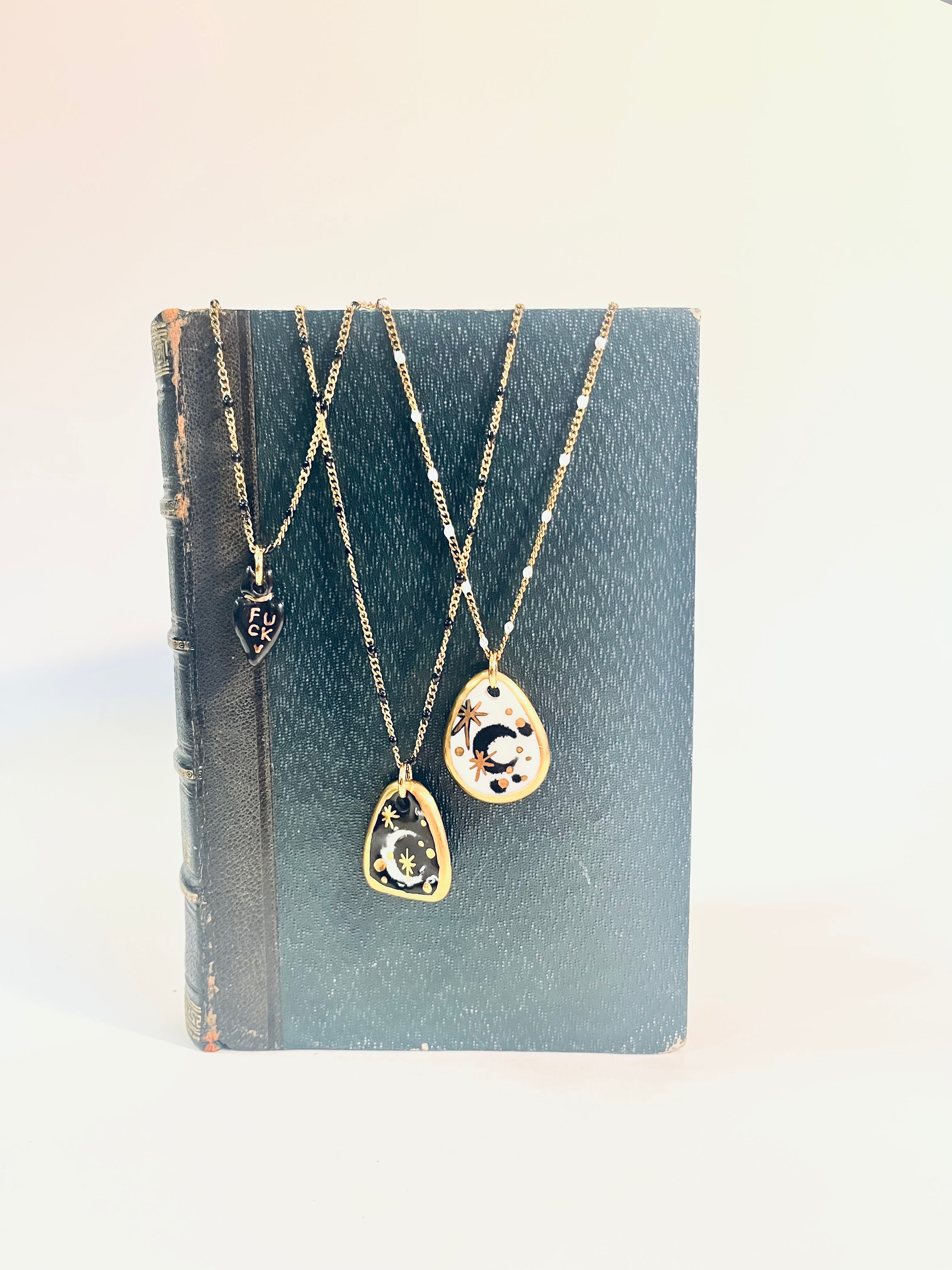 Collier fait main par une sorcière, chaîne en acier inoxydable, dessin d’une  lune et étoile en or, en porcelaine fait main . 