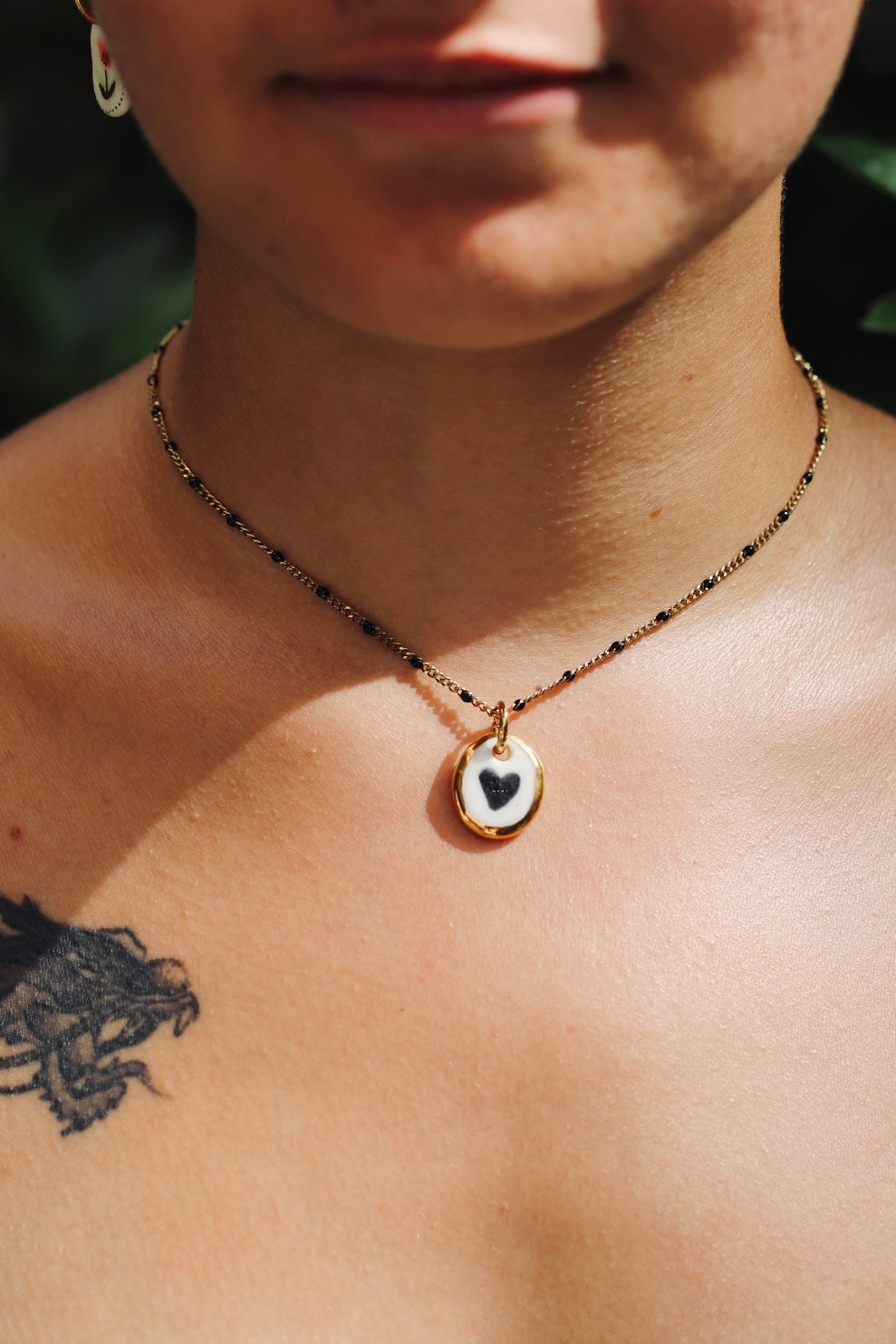 pendentif en porcelaine façonné à la main avec un motif coeur peint à la main et des touches d'or liquide 