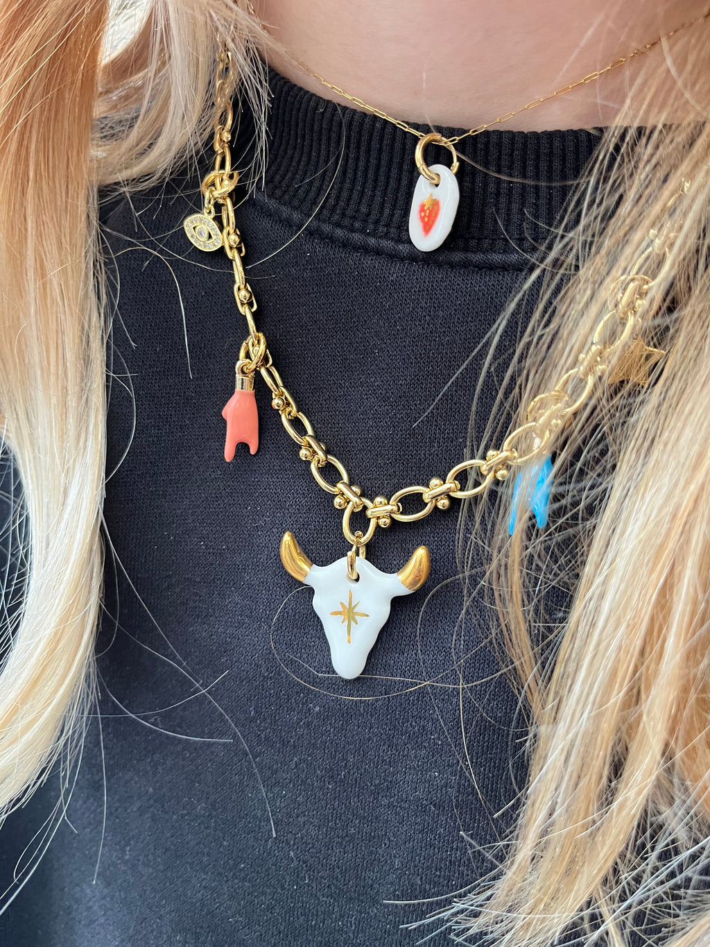 bijoux collier tête de taureau en porcelaine blanche avec des touches d'or peint à la main