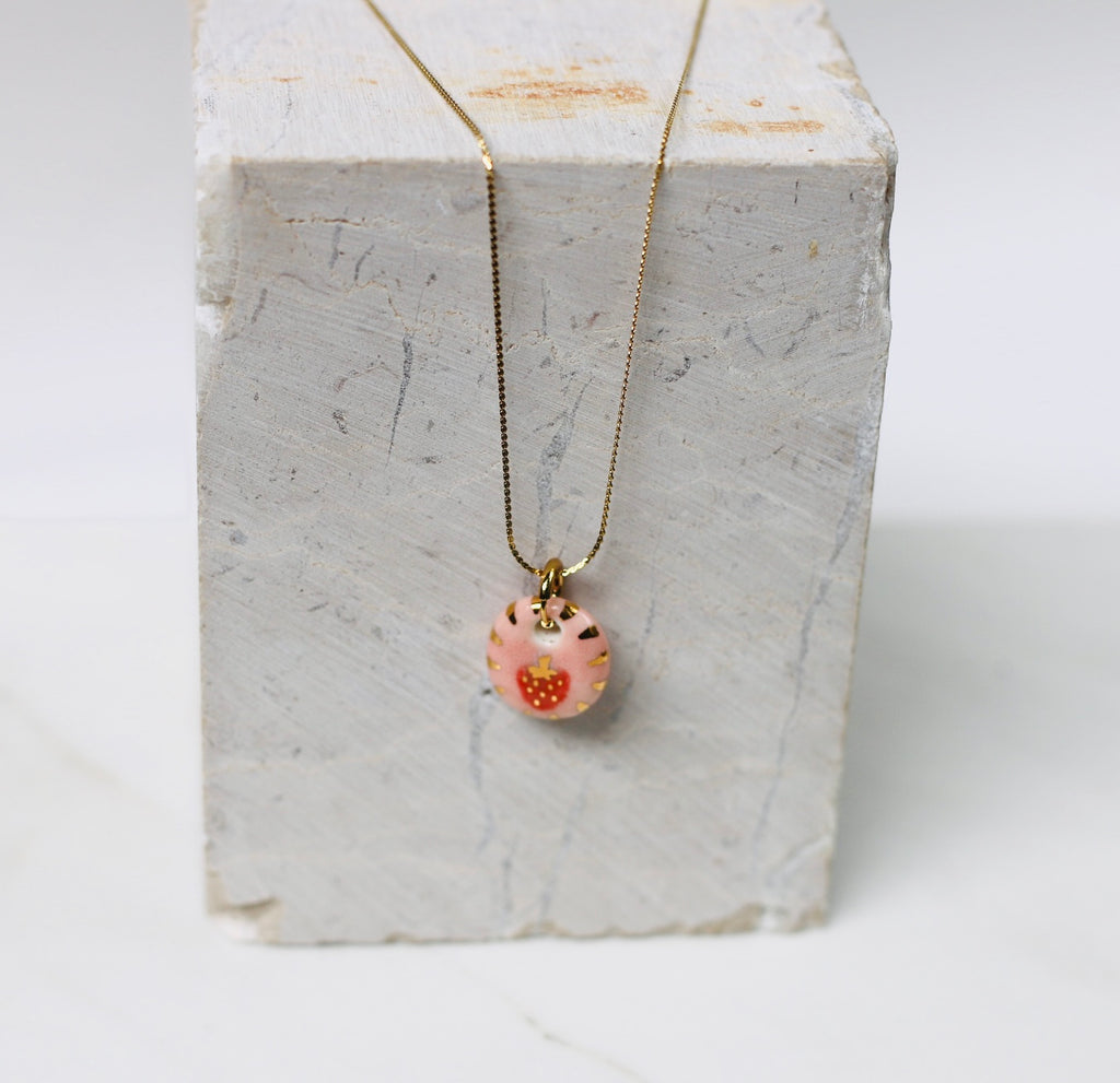 Collier en porcelaine rose fine chaîne dorée à motif fraise peint à la main avec des touches d'or liquide.