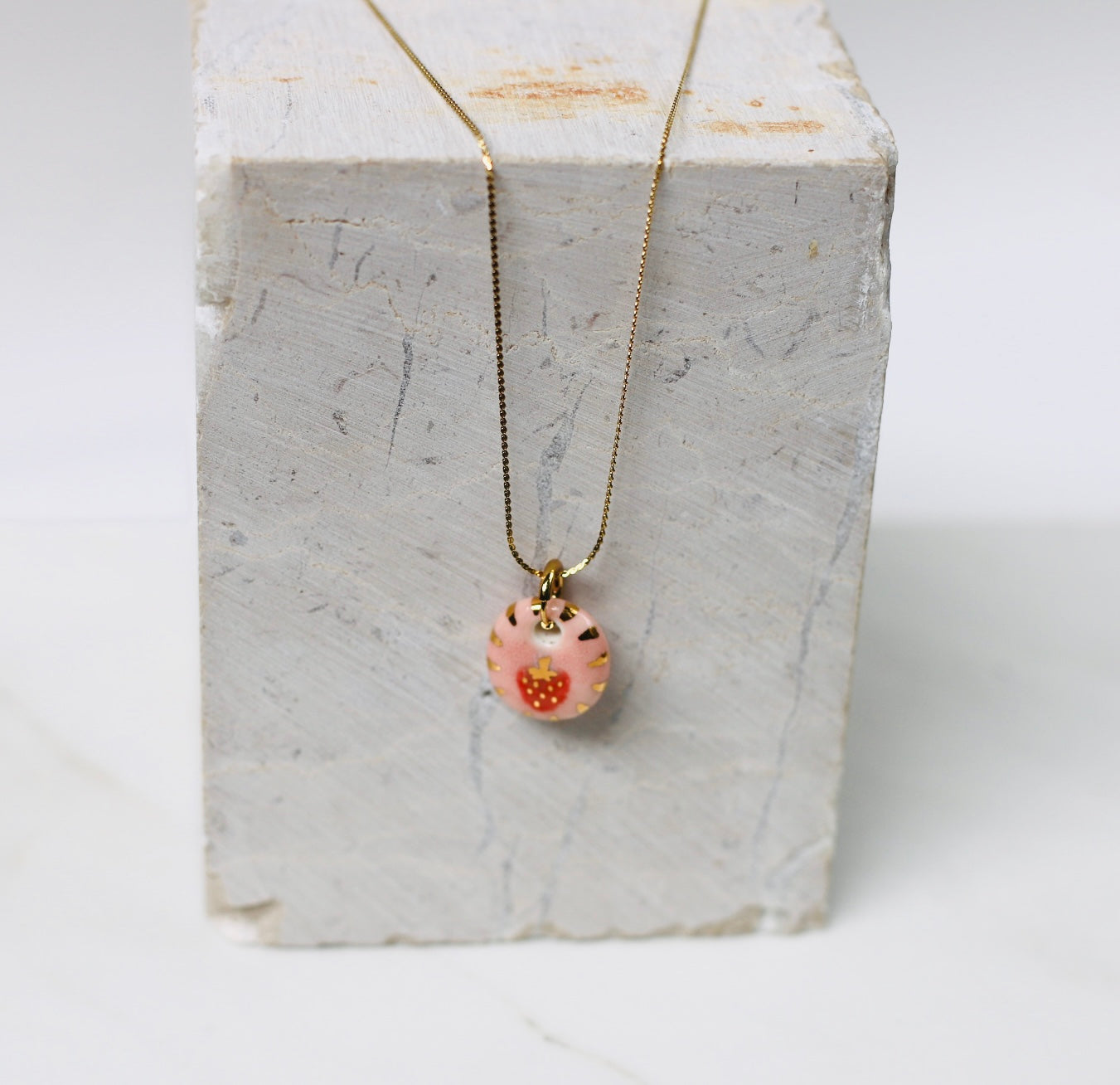  Collier en porcelaine rose fine chaîne dorée à motif fraise peint à la main avec des touches d'or liquide.