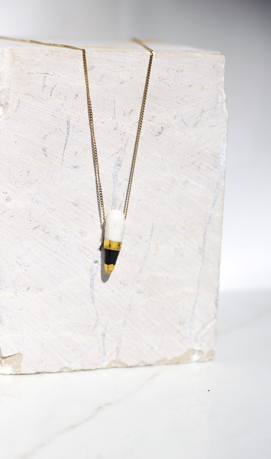 Chaîne en acier inoxydable avec un pendentif en forme de dents couleur noir et or peint à la main fabriqué en porcelaine 
