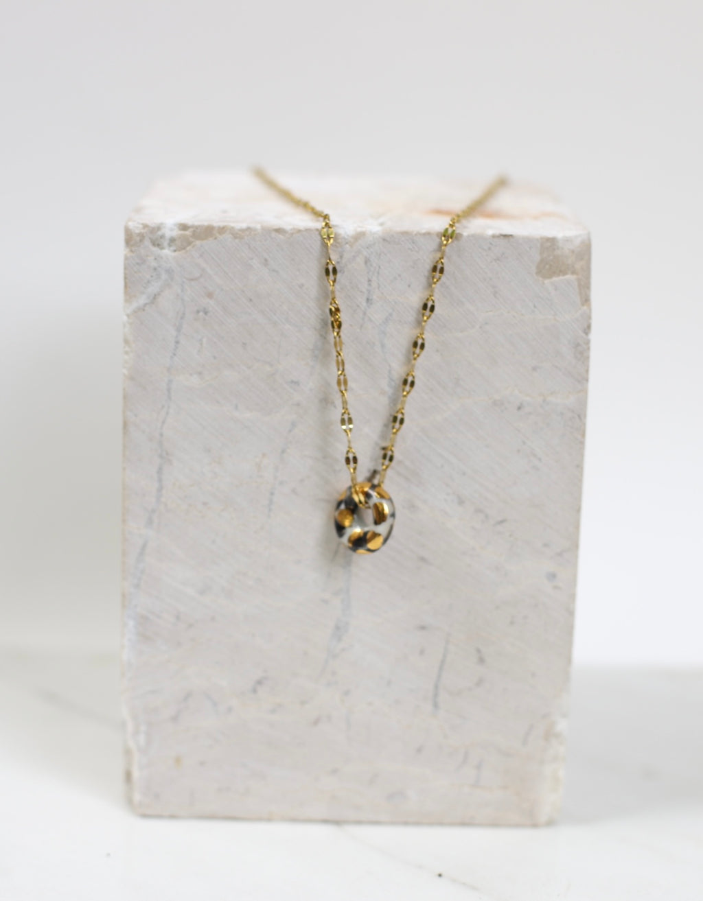 Collier en acier inoxydable avec un pendentif en donuts en porcelaine motif léopard 
