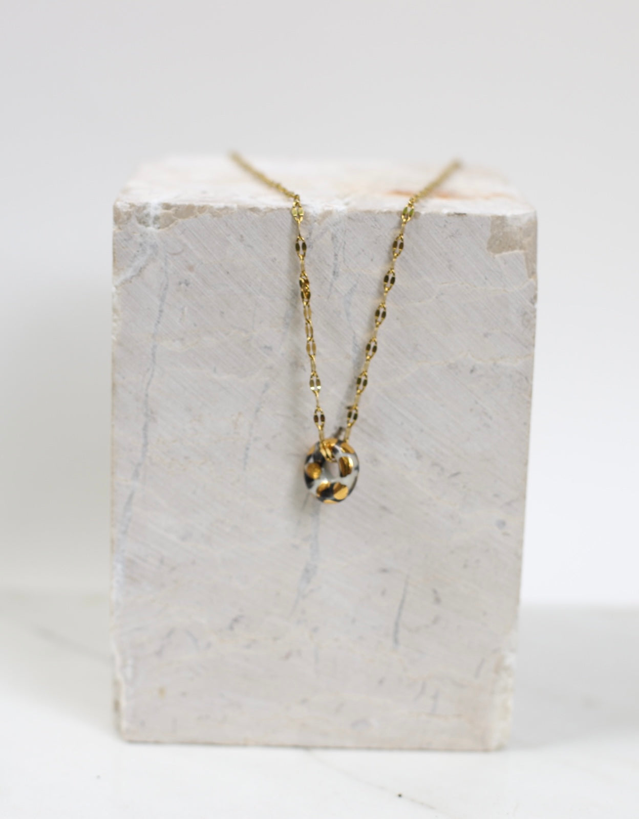 Collier en acier inoxydable avec un pendentif en donuts en porcelaine motif léopard 