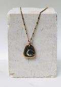 Collier avec un motif lune en porcelaine avec des touches d'or fait main